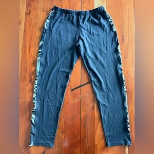 🦊 Women's Black Leggings with Patterned Side Stripes